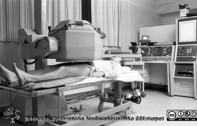 Gammakamera Nuclear-Chicago Pho/Gamma IV
Sjukhusfotograferna i Lund. Pärm Negativ, 1979:2. 79-10-17. Foto för radiofysiska institutionen. Gammakamera Nuclear-Chicago Pho/Gamma IV, som inköptes cirka 1969-70 med hjälp av donationsmedel från John och Augusta Perssons stiftelse för vetenskaplig medicinsk forskning. Okänd statist i apparaten. Från negativ. 
Nyckelord: Lasarettet;Lund;Universitetssjukhus;USiL;Radiologi;Onkologi;Gammakamera;Laboratorium