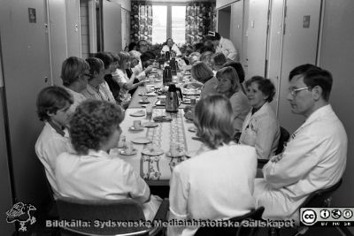 Kaffekalas när medicinska klinikens mottagning hade varit 10 år i centralblocket i Lund
Sjukhusfotograferna i Lund. Pärm Negativ, 1979:2. 140A.  Medicinmottagningen firar 10-årsjubileum i Blocket. 79-11-06. Längst till höger doc. Bengt Lundh. Närmaste man till vänster om bordet är dr. Magnus Stenstam (med bortvänt huvud och glasögon). Längre bort, med mörkt hår och framåtlutad dr. Hans Liedholm och bortom honom Dag Ursing, vänd mot kameran. Doc. Bengt Scherstén sitter vid bortre bordsänden, ur focus.  Från negativ. 
Nyckelord: Lund;Lasarettet;Universitetssjukhus;USiL;Medcinsk;Klinik;Personal;Jubileum;Kaffekalas