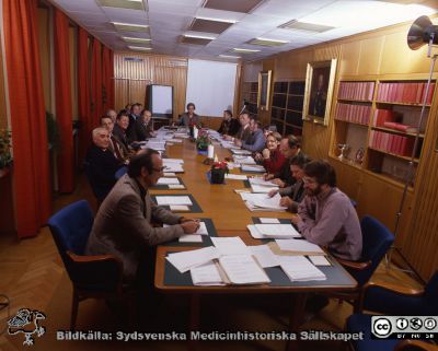 Direktionen på Lasarettet i Lund
Sjukhusfotograferna i Lund. Pärm Negativ, 1979:2. 147. Direktionsmöte 1979-12-20. Runt bordet, från vänster: 1: dr Dag Ursing, 2: kanske Jarl Hulthén; 3: okänd; 4: Torsten Engvall; 5: Nils Engdahl (s); 6: Sekr P.-B. Jönsson; 7: okänd; 8: sjukhusdirektör P.-O. Hallqvist; 9: okänd; 10: ordföranden, Inger Ingvar-Svensson; 11: okänd; 12: professor Ragnar Müller; 13; kanske Erik Blom, 14: okänd; 15: okänd; 16: okänd; 17: Ingvar Amilon 18: överskötare Arne Brettstam (s), facklig representant S:t Lars; 19: sjuksköterska Per-Olov Lundgren, facklig företrädare. Från negativ. 
Numrering enligt bild SMHS13765num.
Nyckelord: Lasarettet;Lund;Universitetssjukhus;USiL;Direktion;Administration;Ledning;Politiker