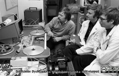 Filmredigering på Lasarettet i Lund
Sjukhusfotograferna i Lund. Pärm Negativ, 1979:2. 159.MediaService AV-chef Caj Lindblom och 2 läkare vid ett filmredigeringsbord. Från negativ. 
Nyckelord: Lasarettet;Lund;Universitetssjukhus;USiL;Fotoavdelningen;Mediaservice;Fotograf;Kamera;Atelj;Film;Redigering