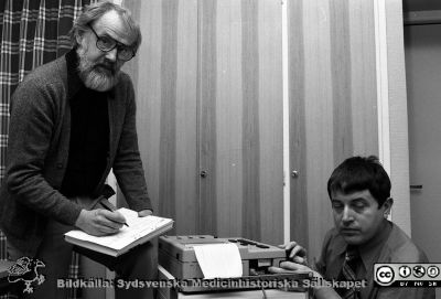 Lasarettet i Lund 1980. Medicinteknikingenjör Mark Blomberg tillsammans med ingenjör Kornel Sass
Pärm Negativ, -80:1.	26. 79-12-19. Journalen 80-01-06. Medicinteknikingenjör Mark Blomberg (driftschef på sjukhuset, bl.a.; stående) tillsammans med ingenjör Kornel Sass, chef på elektronikverkstaden. Från negativ
Nyckelord: Lasarett;Lund;Universitet;Universitetssjukhus;USiL;MTA;Medicinsk Teknik