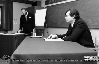 Thore Solum disputerar på kvinnokliniken i Lund, 1981-01-14 
Sjukhusfotograferna i Lund. Pärm Negativ, -80:1. Professor Helge Rüttgers  är opponent, vid det tillfället från Heidelberg. Från negativ.
Nyckelord: Lasarettet;Lund;Universitetssjukhus;USiL;Kvinnoklinik;Klinik;Gynekologisk;KK;Disputation