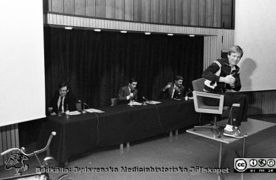 Föreställningen Medikalen 1980
Sjukhusfotograferna i Lund. Pärm Negativ, -80:1. 53. Medikalen, våren-80, en bejublad föreställning om utvecklingen dittills av medicinen. Föreställningen gav ursprungligen på Riksstämman i Stockholm föregående höst, men gick också i repris på våren i Lund. Bilden visar pausgymnastik med en gymnast som "fördansare". Från negativ.
Nyckelord: Lasarettet;Lund;Universitetssjukhus;USiL;Show;Visning;Aulan;Medicalen