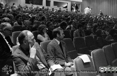 Föreställningen "Medikalen" 1980
Sjukhusfotograferna i Lund. Pärm Negativ, -80:1. 53. Medikalen, våren-80, en bejublad föreställning om utvecklingen dittills av medicinen. Föreställningen gavs ursprungligen på Riksstämman i Stockholm föregående höst, men gick också i repris på våren i Lund. Aulan var fylld och överfylld vid föreställningarna. Från negativ.
