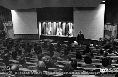Föreställningen "Medikalen" 1980
Sjukhusfotograferna i Lund. Pärm Negativ, -80:1. 53. Medikalen, våren-80, en bejublad föreställning om utvecklingen dittills av medicinen. Föreställningen gavs ursprungligen på Riksstämman i Stockholm föregående höst, men gick också i repris på våren i Lund. Aulan var fylld och överfylld vid föreställningarna. Bilden är från den allmänna slutdiskussionen med professorerna Stig Bengmark, Göran Bauer och Håkan Westling i panelen. Ekonomiprofessorn Ingemar Ståhl ingick också i föreställningen, men satt inte i denna panel. Från negativ.
Nyckelord: Lasarettet;Lund;Universitetssjukhus;USiL;Show;Visning;Aulan;Medicalen