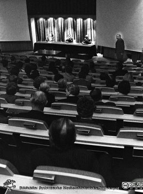 Föreställningen "Medikalen" 1980
Sjukhusfotograferna i Lund. Pärm Negativ, -80:1. 53. Medikalen, våren-80, en bejublad föreställning om utvecklingen dittills av medicinen. Föreställningen gavs ursprungligen på Riksstämman i Stockholm föregående höst, men gick också i repris på våren i Lund. Aulan var fylld och överfylld vid föreställningarna. Från negativ.
Nyckelord: Lasarettet;Lund;Universitetssjukhus;USiL;Show;Visning;Aulan;Medicalen