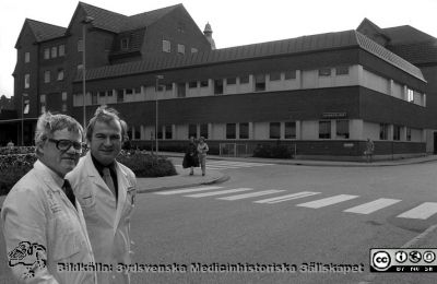 Professorerna Birger Åstedt och Nils-Otto Sjöberg 
Sjukhusfotograferna i Lund. Pärm Negativ, -80:1.	76. 5953. 80-09-02. Foto utanför den nya kvinnokliniken, nyrenoverad i gamla ortopediska klinikens hus. Från negativ.
Nyckelord: Lasarettet;Lund;Universitetssjukhus;USiL;Kvinnoklinik;Gynekologisk;Klinik;KK