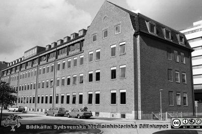Nya kvinnoklinikens sydfasad, nyrenoverad i gamla ortopediska klinikens hus
Sjukhusfotograferna i Lund. Pärm Negativ, -80:1. 76. 5953. 80-09-02. Från negativ.
Nyckelord: Lasarettet;Lund;Universitetssjukhus;USiL;Kvinnoklinik;Gynekologisk;Klinik;KK;Ortopedisk