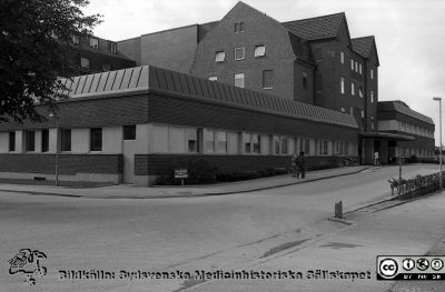 Nya kvinnokliniken, nyrenoverad i gamla ortopediska klinikens hus
Sjukhusfotograferna i Lund. Pärm Negativ, -80:1. 76. 5953. 80-09-02. Ost- och norrfasader. Från negativ.
Nyckelord: Lasarettet;Lund;Universitetssjukhus;USiL;Kvinnoklinik;Gynekologisk;Klinik;KK;Ortopedisk