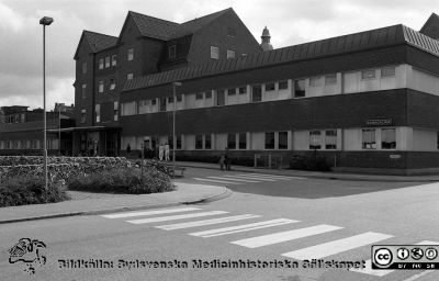 Nya kvinnokliniken, nyrenoverad i gamla ortopediska klinikens hus
Sjukhusfotograferna i Lund. Pärm Negativ, -80:1. 76. 5953. 80-09-02. Norrfasaden. Från negativ.
Nyckelord: Lasarettet;Lund;Universitetssjukhus;USiL;Kvinnoklinik;Gynekologisk;Klinik;KK;Ortopedisk