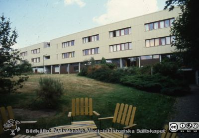 Lasarettshemmet på Margaretavägen i Lund 1982
Sjukhusfotograferna i Lund. Pärm S/V neg, 82:1. 40. Vykort. Fasad mot väster. Foto 82-08-05. Från diabild.
Nyckelord: Lasarettet;Lund;Universitetssjukhus;USiL;Lasarettshem;Patienthem