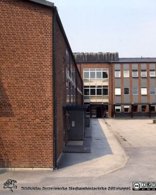 Infektionsklinikens huvudingång 80-06-09
Sjukhusfotograferna i Lund. Pärm Negativ, 80:1. 60. Från positiv
Nyckelord: Lasarettet;Lund;Universitetssjukhus;USiL;Infektion;Klinik;Epidemi;Sjukhus;Entr