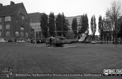 Helikopter på plattan vid Gamla Seminariet 1980
Sjukhusfotograferna i Lund. Pärm Negativ, 80:1.	89. Helikopterlandning med maskin från flygvapnet på plattan strax väster om Gamla Seminariet. Första försöket. Det blev inte många fler, om ens några. 80-10-16. Från negativ.
Nyckelord: Lasarettet;Lund;Universitetssjukhus;USiL;Räddningstjänst;Helikopter;Helikopterplatta