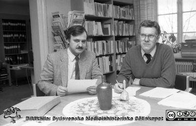 Institutionen för samhällsmedicin i Dalby
Sjukhusfotograferna i Lund. Pärm S/V neg-84. 49. 84. Foto 1984. Till vänster byrådirektör Åke Isacsson, jurist, 1989  disputerad på en avhandling om patientens rättigheter i sjukvården, fil.dr. och senare docent. Till höger Per-Olof Bitzén, disputerad 1988 inom diabetologi och senare en docent i allmänmedicin. Från negativ.
Nyckelord: Lasarett;Lund;Läkarstation;Universitet;Universitetsklinik;USiL;Socialmedicin;Samhällsmedicin;Allmänläkare