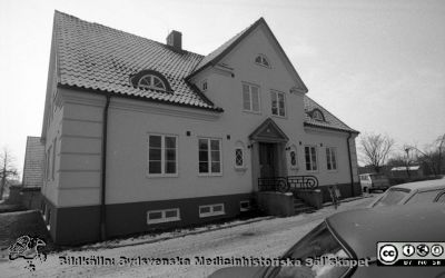 Institutionen för samhällsmedicin i Dalby
Sjukhusfotograferna i Lund. Pärm S/V neg-84. 49. 84.Institutionen för samhällsmedicin i Dalby. Foto 1984. Tidigare ålderdomshem. Institutionen fick senare (1993) sina lokaler på vårdcentralen Södertull i Lund som såväl organisatoriskt som administrativt ingick i Dalby primärvårdsdistrikt. Från negativ.
Nyckelord: Lasarett;Lund;Läkarstation;Universitet;Universitetsklinik;USiL;Samhällsmedicin;Socialmedicin;Allmänläkare
