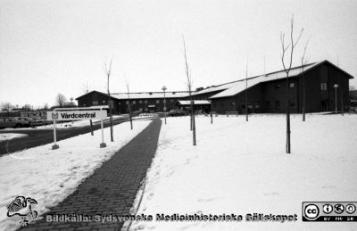 Vårdcentralen i Staffanstorp 1984, nybyggd 
Sjukhusfotograferna i Lund. Pärm S/V neg-84. 48. 84. Från negativ
Nyckelord: Lasarett;Lund;Läkarstation;Universitet;Universitetsklinik;USiL;Läkarstation;Distriktsläkare