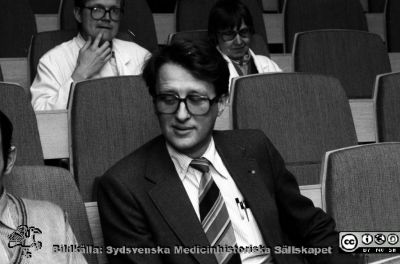 Berndt Ehinger 1984
Sjukhusfotograferna i Lund. Pärm S/V neg -84. 40. 84. I förgrunden Berndt Ehinger. Foto 1984, rimligen i aulan på C-blocket i Lund. Från negativ.
Nyckelord: Lasarett;Lund;Universitet;Universitetssjukhus;USiL;Föreläsningssal