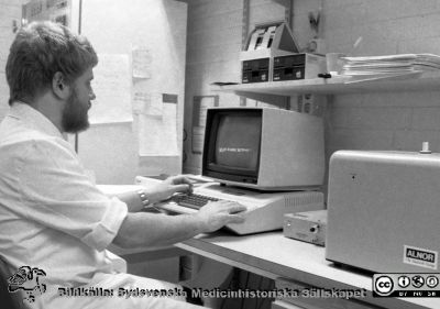 Radiofysiker Magnus Olsson analyserar prover i en NMR-spektrometer
Sjukhusfotograferna i Lund. Pärm S/V neg-84. 17. 84.  Från negativ
Nyckelord: Lasarett;Lund;Universitet;Universitetssjukhus;USiL;Radiofysik;Radiologi;Onkologi