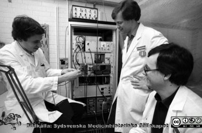 En grupp sjukhusfysiker 1984
Sjukhusfotograferna i Lund. Pärm S/V neg-84. Från vänster Lars Malmgren (forskningsingenjör, nu på MAX IV), Börje Blad (stående, ingenjör), Lennart Bertenstam (ingenjör); alla i sjukhusfysikern professor Bertil R. Perssons forskargrupp 1984. Från negativ
Nyckelord: Lasarettet;Lund;Universitetssjukhus;USiL;Sjukhusfysik;Strålningsfysik;MR;Magnetkamera;Radiofysik