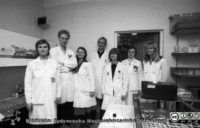 Professor Inge Olson och medarbetare
Sjukhusfotograferna i Lund. Pärm S/V neg-84.	11. Från vänster: Laboratorieassistent Eva Nilsson, professor Inge Olsson, laboratorieassistent Elisabeth Persson, docent (senare professor) Tor Olofsson, laboratorieassistent Ann-Maj Persson, laboratorieassistent Britt-Marie Cedergren och laboratorieassistent Christina Toft. Från negativ.
Nyckelord: Lasarettet;Lund;Universitetssjukhus;USiL;Hämatologi;Blod;Medicin;Intern