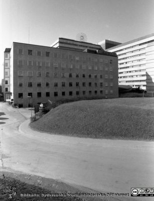 Blockets baksida (E-blockets fasad mot norr) före ombyggnad. Foto 1984.
Sjukhusfotograferna i Lund. Pärm S/V neg-84. Vy mot söder. Från negativ.
Nyckelord: Lasarettet;Lund;Universitetssjukhus;USiL;Laboratorium;E-blocket;C-blocket