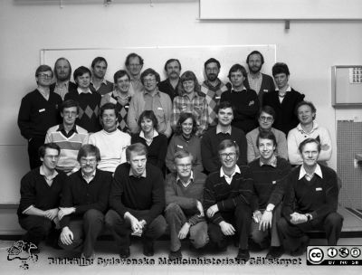 NLV-kurs, öronkliniken i Lund
Sjukhusfotograferna i Lund. Pärm S/V neg-84. 3. 84.  Numrering och namn enligt bild SMHS13988namn. I främre raden från vänster: Johan Wennerberg, Bo Paulsson, Sten Harris, Claes Hemlin, Ulf Mercke, Göran Petersson, Gunnar Lundkvist. Övriga, uppifrån vänster: Göran Harsten, Ilkka Haukka, Torsten Grunditz, Stefan Eggertsson, Gunnar Franzén, Jan Falk, Bengt Nielsen, Thorleif Ahlberg, Jane Ahlqvist, Anders Westerborn, Richard Berglund, Tore Knudsen, Marie-Louise Barrenäs, Anders Freijd, Gordin Bjurbo, Anna Stjernquist Desatnik, Inga-Lisa Sjölin, Leif Hergils, Claes Möller, Lars Hallén. Från negativ.
Nyckelord: Lasarettet;Lund;Universitet;Universitetssjukhus;USiL;Öron;ÖNH;Oto-rino-laryngologisk;Klinik;Kurs;Undervisning