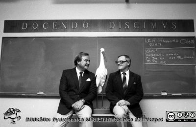Nils Otto Sjöberg och Birger Åstedt vid en staty av en stork på kvinnokliniken i Lund 1984
Sjukhusfotograferna i Lund. Pärm S/V neg-84. 107. 84. Enligt en mytisk sägen var det storken som kom med ett nyfött barn till familjen. Kvinnokliniken, Lund. Från negativ.
Nyckelord: Lasarett;Lund;Universitet;Universitetssjukhus;Kvinnoklinik;BB;KK