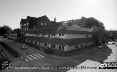Kvinnokliniken i Lund från nordväst, 1984
Sjukhusfotograferna i Lund. Pärm S/V neg-84. Foto taget från några våningar upp på radiologiska klinikens hus. Från negativ
Nyckelord: Lasarettet;Lund;Universitetssjukhus;USiL;KK;Kvinnoklinik;Gynekolkogi;Obstetrik;BB;Barnbördshus