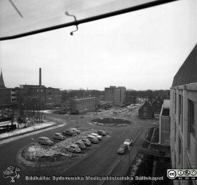 Utsikt från AB-blockets övre våning västerut
Pärm Lasarettsfoto, interiörer och exteriörer m.m. 1958 - 1960. I bakgrunden radiologiska kliniken med gamla panncentralens skorsten bakom, till höger därom käkkirurgiska kliniken och ytterligare till höger dåvarande barnkliniken.  Från negativ.
Nyckelord: Lasarettet;Lund;Universitet;Universsitetssjukhus;USiL;Radiologi;Käkkirurgi;Barn;Pediatrik