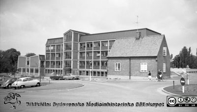 Nya administrationsbyggnaden vid Lasarettet i Lund. Foto 1961
Pärm Lasarettsfoto, interiörer och exteriörer m.m. 1958 - 1960. LAS. Exteriör, 61. 23. Foto 1961. Administratonsbyggnaden från sydost, nästan nybyggd. Folkskoleseminariets vaktmästarbostad (sstrax till höger om administrationsbyggnaden) har ännu inte rivits. Från negativ, flik 1960. 
Nyckelord: Lasarettet;Lund;Universitet;USiL;Universsitetssjukhus;Administration;Kontor