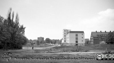 Lasarettet i Lund. Vy västerut över den avröjda tomten där centralblocket skall byggas.
Pärm Lasarettsfoto, interiörer och exteriörer m.m. 1958 - 1960. LAS. Exteriör, 61. 23. Foto 1961 Vy västerut från strax utanför dåvarande barnpsykiatdriska kliniken. Schaktning för det na centralblocket har påbörjats. Till höger AB-blocket och folkskoleseminiaret. I bakgrunden dåvarande barnkliniken. Från negativ. 
Nyckelord: Lasarett;Lund;Universitet;Universitetssjukhus;USiL;Bygge;Centralblocket;Barnklinik