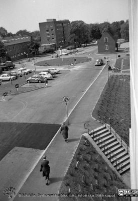 Utsikt mot sydväst från det nya AB-blocket 
Pärm Lasarettsfoto, interiörer och exteriörer m.m. 1958 - 1960. LAS. Exteriör, 1961. 24. Utsikt från det nya AB-blocket mot dåvarande barnkliniken och den nya huvudinfarten till lasarettet. Från negativ, flik 1960
Nyckelord: Lasarett;Lund;Universitet;Universitetssjukhus;USiL;Portvakt;Barnklinik;PediatrikHuvudinfart
