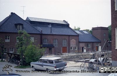 Schaktning för öronklinikens nya annex
Pärm Lasarettsfoto, interiörer och exteriörer m.m. 1958-1960. Foto 1960. I bakgrunden maskinavdelningen (gamla panncentralen från 1918). Från negativ
Nyckelord: Lasarett;Lund;Universitet;Universitetssjukhus;USiL;MTA;Maskin;_Öron;_ÖNH;Klinik;Bygge