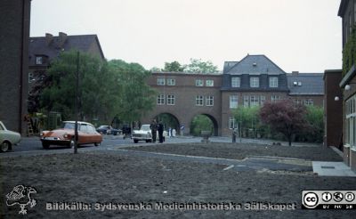 Valven mellan dåvadrande reumatologiska och medicinska klinikerna
Pärm Lasarettsfoto, interiörer och exteriörer m.m. 1958-1960. Foto 1960. Fasad mot norr. Till vänster ett hörn på dåvarande ortopediska kliniken och till höger öronkliniken. Rimligen har arbetet med den långa huvudkulverten just avslutats. Från negativ
Nyckelord: Lasarett;Lund;Universitet;Universitetssjukhus;USiL;Medicinsk;Reumatologisk;Klinik;Orftopedisk;_Öron_ÖNH