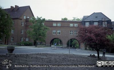 Valven mellan dåvadrande reumatologiska och medicinska klinikerna
Pärm Lasarettsfoto, interiörer och exteriörer m.m. 1958-1960. Foto 1960. Fasad mot norr. Från negativ
Nyckelord: Lasarett;Lund;Universitet;Universitetssjukhus;USiL;Medicinsk;Reumatologisk;Klinik