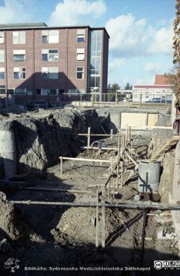 Huvudkulveerten byggs 1960
Pärm Lasarettsfoto, interiörer och exteriörer m.m. 1958 - 1960. Den syd-nord-gående huvudkulverten byggs. Radiologiska kliniken till vänster, AB-blocket i fonden. Foto 1960. Från negativ
Nyckelord: Lasarett;Lund;Universitetssjukhus;USiL;Universitet;Blocket;Radiologisk;Kulvert;Klinik;Bygge