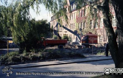 Huvudkulverten byggs 1960
Pärm Lasarettsfoto, interiörer och exteriörer m.m. 1958 - 1960. Den syd-nord-gående huvudkulverten byggs; här söder om dåvarande medicinska kliniken där den går en kort bit i öst-västlig riktning. Foto 1960. Från negativ
Nyckelord: Lasarett;Lund;Universitetssjukhus;USiL;Universitet;Blocket;Medicinsk;Kulvert;Klinik;Bygge