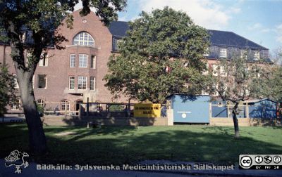 Huvudkulverten byggs 1960
Pärm Lasarettsfoto, interiörer och exteriörer m.m. 1958 - 1960. Den syd-nord-gående huvudkulverten byggs; här söder om dåvarande medicinska kliniken där den går en kort bit i öst-västlig riktning. Foto 1960. Från negativ. 
Nyckelord: Lasarett;Lund;Universitetssjukhus;USiL;Universitet;Blocket;Medicinsk;Kulvert;Klinik;Bygge