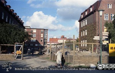 Huvudkulverten byggs 1960
Pärm Lasarettsfoto, interiörer och exteriörer m.m. 1958 - 1960. Den syd-nord-gående huvudkulverten byggs; här i gatan mellan öronkliniken och dåvarande ortopediska kliniken. I bakgrunden radiologiska kliniken, AB-blocket och folkskoleseminariets tak och torn. Foto 1960. Från negativ
Nyckelord: Lasarett;Lund;Universitetssjukhus;USiL;Universitet;Blocket;Ortopedisk;_Öron;Radiologisk;_ÖNH;AB-blocket;Kulvert;Klinik;Bygge