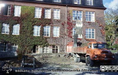 Huvudkulverten byggs 1960
Pärm Lasarettsfoto, interiörer och exteriörer m.m. 1958 - 1960. Den syd-nord-gående huvudkulverten byggs; här söder om dåvarande medicinska kliniken där den går en kort bit i öst-västlig riktning. Foto 1960. Från negativ. 
Nyckelord: Lasarett;Lund;Universitetssjukhus;USiL;Universitet;Blocket;Medicinsk;Kulvert;Klinik;Bygge