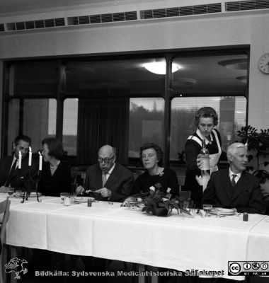 En revisionsmiddag på Lasarettetr i Lund c:a 1962
Pärm Lasarettsfoto, interiörer och exteriörer m.m. Omärkt bild. Årlig revisionsmiddag på Lasarettet i Lund i centralkökets matsal c:a 1962. Från vänster prof. Gösta Hagerman, NN2, prof. Erik Essen-Möller, NN3, servitris, prof. Philip Sandblom.  Från negativ. 
Nyckelord: Lasarett;Lund;Universitetssjukhus;USiL;Administration;Politiker;Möte;Direktion;Revision;Middag