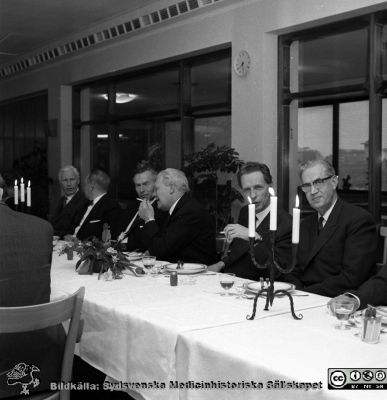 Revisionsmiddag på Lasarettet i Lund c:a 1962
Pärm Lasarettsfoto, interiörer och exteriörer m.m. Omärkt bild. Lunch i centralkökets matsal i början på 1960-talet. Från vänster prof. Philip Sandblom, landstingspolitikern Torsten André, prof. Olle Olsson, kanske Emil Ahlkvist (s) som då var Förvaltningsutskottets ordförande, Landshövding Gösta Netzén, prof. Hjalmar Koch. Från negativ
Nyckelord: Lasarett;Lund;Universitetssjukhus;USiL;administration;Politiker;Möte;Direktion