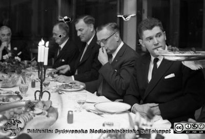 Revisionsmiddag på Lasarettet i Lund c:a 1962
Pärm Lasarettsfoto, interiörer och exteriörer m.m. Omärkt bild. Årlig revisionsmiddag på Lasarettet i Lund i centralkökets matsal c:a 1962. Från vänster prof. Alf Sjövall, prof. Carl-Gottfrid Holmberg, prof. Gunnar Lindgren, NN3, prof. Håkan Westling. Från negativ
Nyckelord: Lasarett;Lund;Universitetssjukhus;USiL;administration;Politiker;Middag;Revision;Direktion