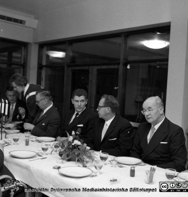 Revisionsmiddag på Lasarettet i Lund c:a 1962
Pärm Lasarettsfoto, interiörer och exteriörer m.m. Omärkt bild. Årlig revisionsmiddag på Lasarettet i Lund i centralkökets matsal c:a 1962.Från vänster prof. Gunnar Lindgren, servitris, NN3, prof. Håkan Westling, sjukhusdir. Arne Johansson, käkkirurgen Andrew Randén. Från negativ. 
Nyckelord: Lasarett;Lund;Universitetssjukhus;USiL;administration;Politiker;Middag;Revision;Direktion