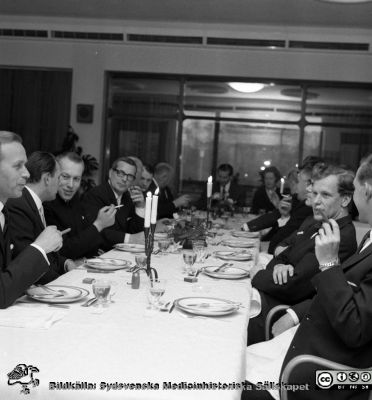 Revisionsmiddag på Lasarettet i Lund c:a 1962
Pärm Lasarettsfoto, interiörer och exteriörer m.m.Omärkt bild. Årlig revisionsmiddag på Lasarettet i Lund i centralkökets matsal c:a 1962. Från vänster NN1, Anders Olin, neurokirurgen Lars Granholm, intendenten Bengt Lundqvist, troligen prof. Carl-Gustav Ahlström, prof Bertil "Jotte" Lindquist, troligen prof. Carl-Gottfrid Holmberg, troligen prof. Gösta Hagerman, NN2. Narkosläkaren Lars Nordström nr 2 från höger. Från negativ. 
Nyckelord: Lasarett;Lund;Universitetssjukhus;USiL;administration;Politiker;Middag;Revision;Direktion