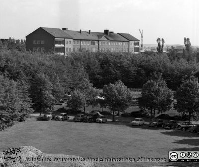 Psykiatriska kliniken från någon övre våning på dåvarande ortopediska kliniken, 1958
Pärm Lasarettsfoto, interiörer och exteriörer m.m. 1958 - 1960. 9/1958. Från negativ.
Nyckelord: Lasarettet;Lund;Universitetssjukhus;USiL;Psykiatrisk klinik.