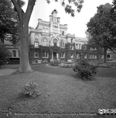Gamla kirurgiska kliniken, färdig1867 
Pärm Lasarettsfoto, interiörer och exteriörer m.m. 1958 - 1960. Foto i september 1958. I ännu 10 år skall kirurgiska kliniken ligga kvär här. Från negativ.
Nyckelord: Lasarettet;Lund;Universitet;Universitetssjukhus;USiL;Klinik;Kirurgisk