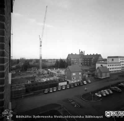 Norra lasarettsområdet börjar utvidgas
Pärm Lasarettsfoto, interiörer och exteriörer m.m. 1958 - 1960. Administrationshuset har just börjat byggass, juli 1958. Det nybyggda AB-blocket ses till höger i bild, och folkskoleseminariet i mitten. Foto från någon av de översta våningarna på dåvarande barnkliniken. Från negativ.
Nyckelord: Lasarettet;Lund;Universitet;Universitetssjukhus;USiL;Bygge;Folkskoleseminariet;Administration;Blocket;Barnkliniken