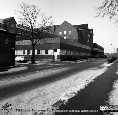 Kvinnokliniken i Lund 1986. Fasader mot nordost
Sjukhusfotograferna i Lund. Pärm Negativ S/V, färg-1986. Kvinnokliniken i Lund, jan-86. 2/86. Fasader mot nordost. Ett hörn av ögonkliniken skymtar i bildens vänstra kant. Från negativ. 
Nyckelord: Lund;Lund;Lasarett;Universitetssjukhus;USiL;Klinik;Kvinnoklinik;KK;Obstetrik;Obstetrisk;BB