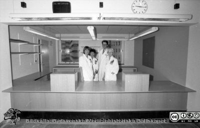 Den nya receptionen på Ögonkliniken B 1986
Pärm Negativ S/V, färg-1986. 37/86. 86-02-15. Kliniföreståndarna Irene Bjärvall och Hellevi Gripvall tillsammans med professor Berndt Ehinger och avdelningsföreståndaren Marianne Jacobsson i receptionen på Ögon B, då nyrenoverat från att ha varit barnpsykiatrisk klinik. Foto inför invigningen av Ögon B. Från negativ
Nyckelord: Lasarett;Lund;Universitetssjukhus;USiL;Oftalmologi;Ögon;Reception;Mottagning;Klinik